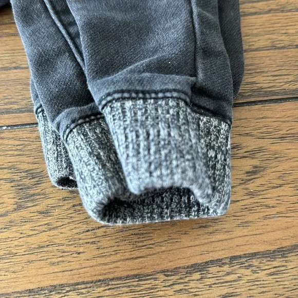 Great bundle of boys 2T Old Navy, Levi, & champion brand bottoms with 2 shirts - Picture 5 of 13